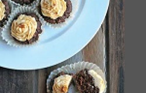 Cupcakes au chocolat noir au glaçage aux arachides et au fromage à la crème 