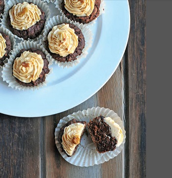 dark-chocolate-cupcakes-with-peanut-and-cream-cheese-frosting